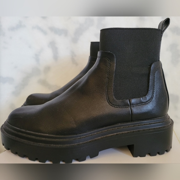 Stradivarius flat chelsea boots with rubber sole in black Size 7 - Picture 5 of 8